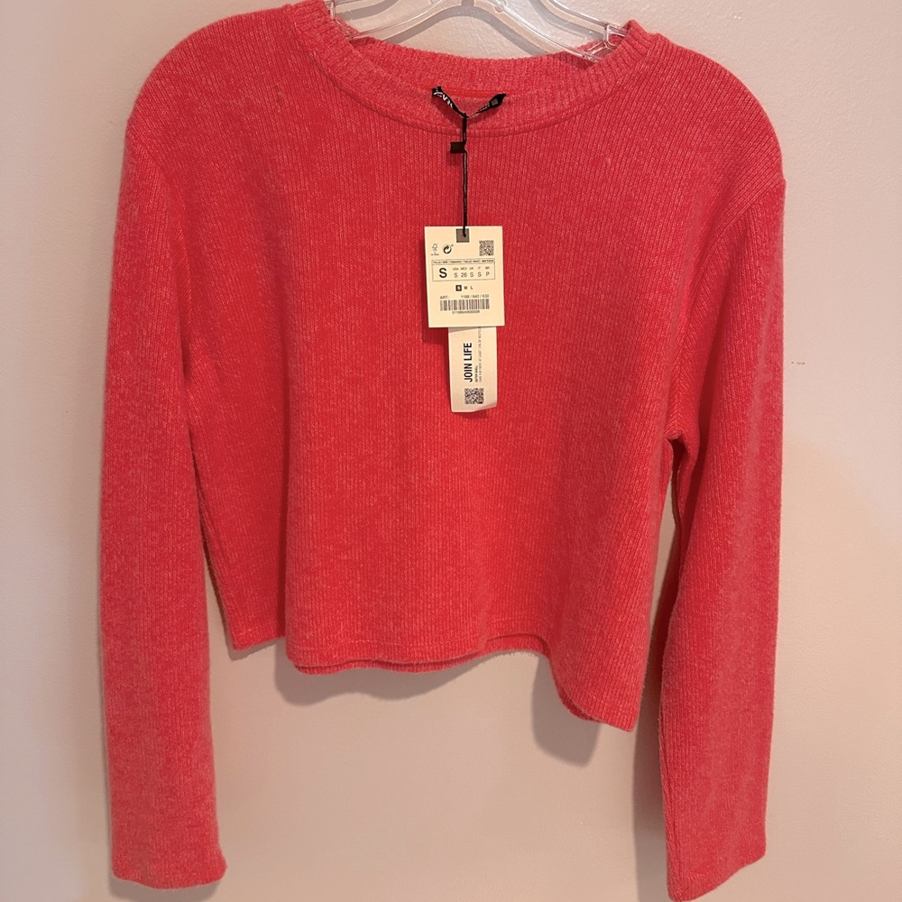 Pink cropped sweater 🌸